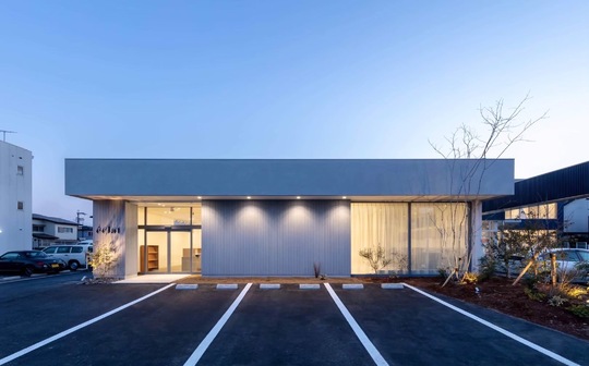 【草津駅】≪第3日曜定休日≫≪月8～10日休み≫≪社会保険完備≫≪着付けも学べる≫≪営業時間内レッスン可能≫最短2年でデビューが可能！週に1,2回レッスンスタジオでしっかりレッスンできるので着実にスキルアップしていける！平均退社時間18時30分～19時頃！「eclat hair’s beau group（エクラヘアボウグループ）」からアシスタント（美容師）の求人☆★