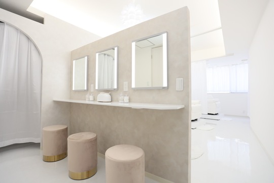 【谷町九丁目】トレンドの韓国＆中国デザインも導入！プライベートとお給料が両立できる！！≪土日休みも月2回までOK≫≪最大3連休取得OK≫充実の手当で月給30～60万円も叶う！入客チャンスも抜群「White Camellia 上本町店（ホワイトカメリアウエホンマチテン）」からアイリスト（まつげエクステ・まつげパーマ・アイブロウ）の求人☆☆