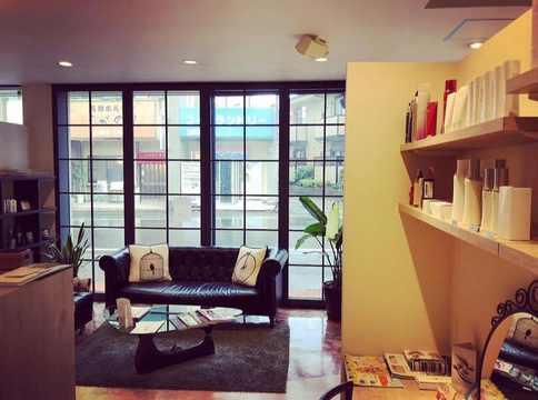 【御井町】≪完全週休二日制・月給19.2万円スタート・社会保険完備・営業中のレッスンOK≫生涯お仕事ができる美容室を目指しています！たくさんのお客様に笑顔になっていただくためスタッフ全員で協力しましょう！幅広い年代のお客様に愛されるヘアサロン「STORY... Hair Design（ストーリーヘアーデザイン）」からアシスタント（美容師）の求人★☆