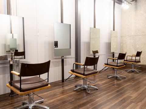 【烏丸】≪最短2年でスタイリストデビュー≫≪マンツーマンレッスン≫≪社会保険完備≫≪住宅手当あり≫≪夏季冬季休暇あり≫≪カット技術と髪質改善に定評あり≫空き時間があれば営業時間内レッスンも可能！「テラ（terra）」からアシスタント（美容師）の求人☆★