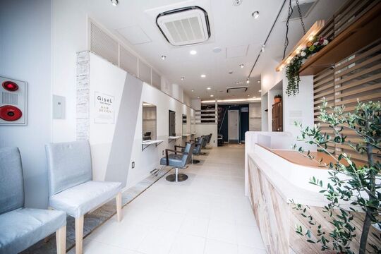 【六本松駅】≪働き方の選択可能・社会保険完備・入客チャンスあり≫エリアトップクラスの集客なので高収入を狙えます！！正社員もOKなので安定してお仕事したい方にもオススメ！！業務委託は最低保証があるので初めての業務委託サロンでも安心してお仕事できる若いお客様に大人気の「GiseL 六本松店（ジゼルロッポンマツテン）」からスタイリスト（美容師）の求人☆★