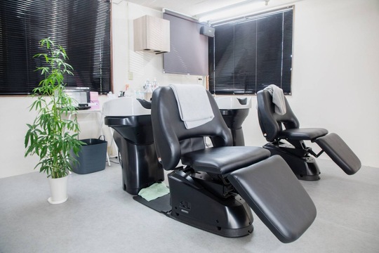 【下郡】≪勤務日数や休日の相談OK・社会保険の加入OK・子育て中のママさん歓迎≫仕事もプライベートも充実できる環境！長く美容師として活躍しましょう！温もりのある空間で大人女性を中心に愛される小規模サロン「hair design Family（ヘアーデザインファミリー）」からスタイリスト（美容師）の求人☆☆