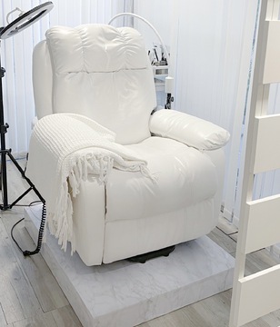 【目黒駅】≪未経験・新卒生OK≫≪社会保険完備≫≪土日祝休み月3回までOK≫≪髪色・ネイル自由≫≪デビューまで最短2カ月≫≪営業中レッスンOK≫安心の充実した研修制度あり！「Eyelash Salon 4you（アイラッシュサロンフォーユー）」からアイリスト（まつげエクステ・まつげパーマ・アイブロウ）の求人☆☆