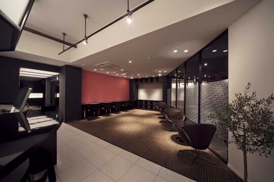 【井尻】★社会保険あり★月休8日★自分のライフスタイルにあった働き方が出来ますよ♪日焼けマシン、フィットネスクラブ、バーラウンジがあり、意識の高い男性が集う「BATICA(バチカ)」からアシスタント（美容師・理容師）の求人☆★☆