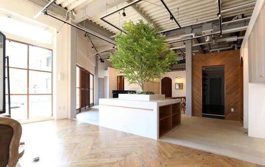 【飾磨】≪月間休日月9日≫≪社会保険完備≫≪月給24万円スタート≫≪有給休暇あり≫≪18時過ぎに退勤可能≫など長く働きやすい環境が揃った人気サロン！マンツーマンでの入客でお客様としっかり関われます！技術売上の40％以上の高還元率でしっかり稼げてプライベートも充実可能「ETERNAL（エターナル）」からスタイリスト（美容師）の求人☆★☆