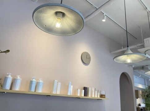 【大久保】≪月給23万円スタート≫≪社会保険完備≫≪完全週休2日制≫≪有給休暇あり！土日取得可能≫営業中のレッスンでプライベートも充実！奨学金補助、ウィッグ代全額支給などサポート体制も充実！カラーリストも大歓迎！「ecru（エクリュ）」アシスタント・カラーリスト（美容師）の求人★☆