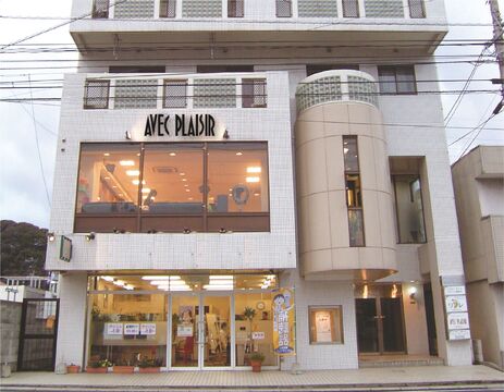 【海老津駅】パートアルバイトは土日祝休み＆短時間勤務相談OK！正社員は実働8時間・社会保険完備・ママさん美容師も活躍、産休育休あり！急な子供さんの病気等にも速やかにお休みの対応可能。将来の独立も応援！！コンテスト受賞者から直接技術を指導してもらえるので高い技術が学べドンドン成長できる「AVEC PLAISIR 海老津店（アベックプレジールエビツテン）」からスタイリスト（美容師）の求人☆★