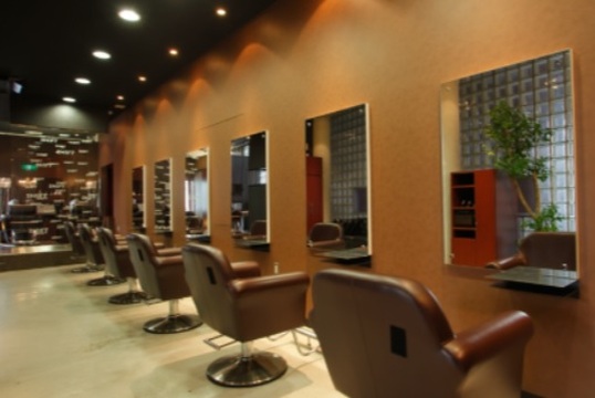 【薬院】≪社会保険完備・住宅手当あり・頑張り次第で早期スタイリストデビュー可能≫世代を問わず多くのお客様がご来店！！多くの仲間がいるので色々な技術を学ぶ事が出来る！！定番のスタイルはもちろんトレンドも網羅するプロの集団です！！メンズサロン「SHIFT Men's only salon 薬院店（シフトメンズオンリーサロンヤクインテン）」からアシスタント（美容師・理容師）の求人☆★