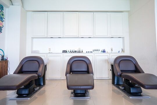 【アメリカンビレッジ】正社員・業務委託の働き方が選べます！！月休8日・社会保険完備など充実した福利厚生も魅力です！！ドンドン入客できる＆若い世代から人気のヘアサロン「BUENA VISTA（ブエナビスタ）」からスタイリスト（美容師）の求人★☆