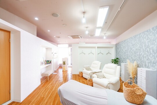 【二日市駅】≪未経験大歓迎・残業やノルマなし・19時退勤・駐車場完備・休憩1時間・車通勤OK・ネイル髪色自由・SNSブログ更新なし・研修充実・最短3週間でデビュー・平均給与22万円≫研修期間中も給与発生！お客様のキレイをサポートするトータルビューティーサロン「Feaure 筑紫野二日市店（フィオーレチクシノフツカイチテン）」からアイリスト（まつげエクステ・まつげパーマ・アイブロウ）の求人☆☆