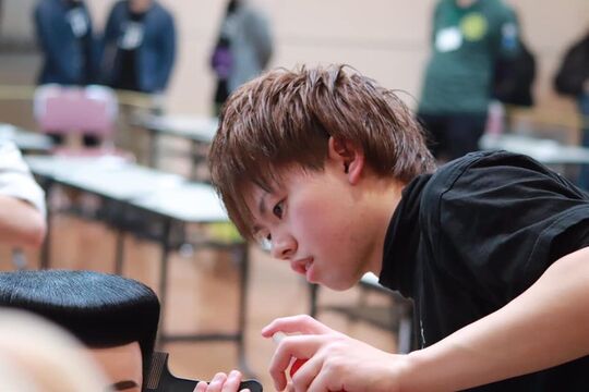 【新宿】≪完全週休2日制≫≪土日祝の休みも応相談≫≪社会保険完備≫丁寧な接客と技術で信頼されるサロン！お客様にしっかり向き合いたい方にピッタリです！ヒゲ脱毛やエステなど幅広いメニューがあり、カット以外の活躍の場も用意しています！「髪ing 新宿店（カミングシンジュクテン）」から理容師（理容室）の求人☆★☆