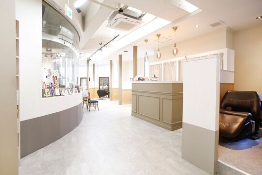 【天王寺】≪月給25万円以上≫≪完全週休2日≫≪最短2年でデビューも叶う≫未経験の方も大歓迎！カラーや艶髪に力をいれた人気サロンからスタッフ募集!BISCO hair（ビスコヘアー）からアシスタント（美容師）の求人☆★