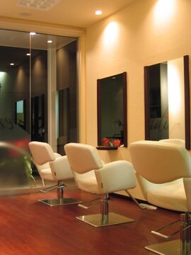 【西京極】≪完全週休2日制≫≪公休を土日祝に取得OK≫≪平均退社時間18時30分≫≪家庭と仕事を両立相談可能≫≪実働8時間の1時間休憩あり≫営業時間内レッスン可能！充実したプライベートを送りたい方にオススメ！「endive（アンディーヴ）」からアシスタント（美容師）の求人☆★