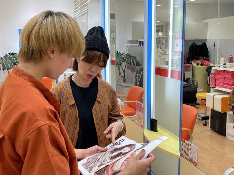 【見沼代親水公園】≪月給27万円以上≫≪有給休暇あり≫≪指名やノルマなし≫≪入客チャンス多数≫充実の高待遇！安心して長く勤められる環境を用意しています！「11cut ホームズ草加舎人店（イレブンカットホームズソウカトネリテン）」からスタイリスト（美容師）の求人★☆