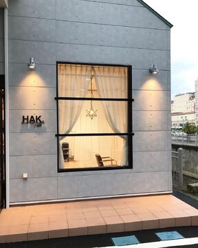 【福知山駅】≪社会保険完備≫≪18時台に退勤可能≫≪夏季・年末年始休暇あり≫頑張った分はお給料に直結！！お客様に寄り添ったカウンセリングを大切に、一人一人に応じた髪質改善を提供！アットホームな雰囲気と確かな技術が人気の秘訣です「HAK hair（ハクヘアー）」からスタイリスト（美容師）の求人☆★