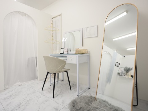 【四条烏丸】≪社会保険完備≫≪土日休み月4回までOK≫≪実働8時間≫≪髪色ネイル自由≫丁寧なカウンセリングで、お客様1人1人の魅力を引き出すサロン！20代の女性を中心に、幅広い世代のお客様から人気！「Arbis（アルビス）」からアイリスト（まつげエクステ・まつげパーマ・アイブロウ）の求人☆☆