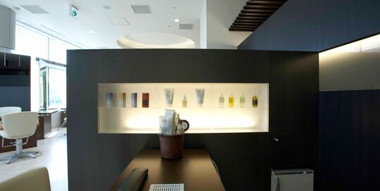 【東京駅】◆完全週休2日制・産休育休制度あり・着付けも学べる・社会保険完備◆お客様としっかり関わり、しっかり単価を取れる美容師になれます！サロンワーク以外の活動も盛んな「CLAUDE monet H2O・AVEDA 東京ビル TOKIA店（クロードモネエイチツーオーアヴェダトウキョウビルトキアテン）」からスタイリスト（美容師）の求人☆★