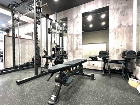 【東三国】≪最低保証あり≫≪メンズ特化の委託サロン≫フィットネスジム併設のサロンでトレーニングも無料で出来ます。メンズスタイルが好きな方、自由に勤務したい方にオススメ！掛け持ちは一切無しのマンツーマン接客でしっかりお客様を対応できます「CLAN HAIR & FITNESS（クランヘアーアンドフィットネス）」からスタイリスト（美容師）の求人★★