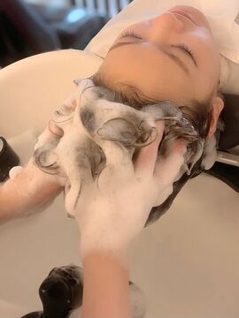 【池田駅】≪社会保険完備≫≪有給休暇あり≫≪19時には退勤可能≫営業中のレッスンで効率良く学べて、最短2年でスタイリストデビューが可能！！残業無しの働きやすいお店です！「Hair Designers SILK（ヘアーデザイナーズシルク）」からアシスタント（美容師）の求人☆★☆