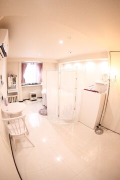 【難波】≪完全週休2日制≫正社員orパートアルバイトor業務委託から選べる雇用形態！他業種とのWワークも相談OKで、ライフスタイルに合わせた雇用形態の選択が可能です！！パリジェンヌやフラットマットラッシュ、種類豊富なカラーラッシュが人気「Livicate（リビケイト）」からアイリスト（まつげエクステ・まつげパーマ・アイブロウ）の求人★☆★