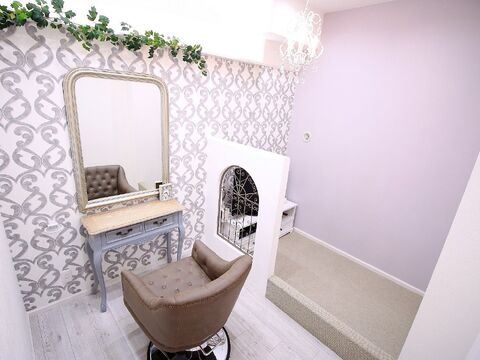 【千林】≪完全週休2日制！社会保険完備≫リゾート感あふれる可愛らしい店内が特徴的！入客チャンスが多いので、しっかり顧客様を増やすことができます。プライベートも大切にできる超好待遇サロン「cherie（シェリー）」からスタイリスト（美容師）の求人☆☆