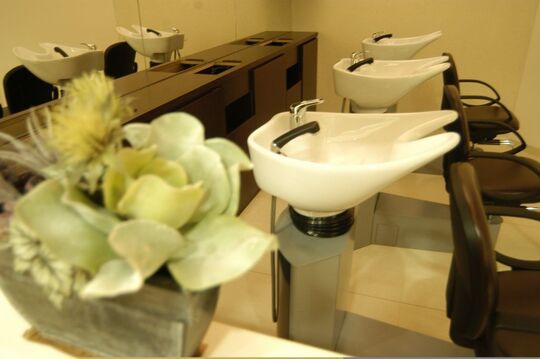 【箕面】確かな技術と心地よい接客で当たり前の事を高いレベルでこなす本格志向のサロン「hair comfort」からアシスタント（美容師）の求人！どこのサロンにいっても通用する『王道の美容師』になれますよ☆★☆