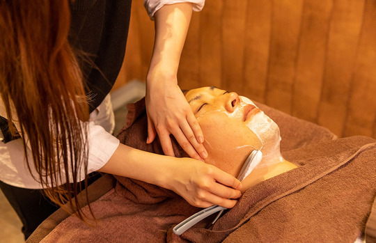 【舞松原】≪社会保険完備・完全週休二日制・毎週2連休・入客チャンスあり・有給休暇あり≫手厚い好待遇に加え、自分の時間も大切にできます！お客様が多く入客チャンスあり！幅広い技術が学べお仕事がいまよりきっと好きになるアットホームなバーバーショップ「HAIR SALON IZUMI（ヘア サロン イズミ）」からスタイリスト（理容師）の求人★☆