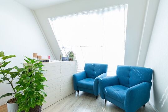 【心斎橋】≪最短1年デビュー≫≪営業内レッスンOK≫お客様の髪質とお悩みを改善し、デザインを提供していくヘアサロン☆スタッフの将来を考えてくれるオーナーさんです☆NANAIRO（ナナイロ）からアシスタント（美容師）の求人☆★☆