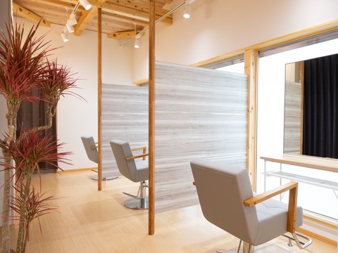 【松島】≪社会保険完備≫≪未経験・新卒生・通信生OK≫≪デビューまで最短2年≫≪日曜定休あり≫≪客単価1万円以上≫≪20時までに退勤可能≫≪ママさんの応募歓迎≫全国大会で優勝経験あり！デザインカラーが得意なサロン！「Liz.（リズ）」からアシスタント（美容師）の求人★☆