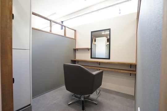 【堺東駅】≪月給22万スタート！≫≪完全週休2日制or定休日＋1日休み≫≪社会保険完備≫≪営業中レッスン可能≫プライベートも充実、人間関係良好、カリキュラムもしっかりしているアットホームなサロンです！メイク・着付け・スパも学べます！「ROCCA hair eje.（ロッカ ヘア エジェ）」からアシスタント（美容師）の求人★☆