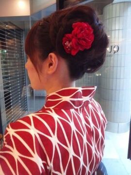 【高槻】クチコミでも高い評価を受けています★≪時短社員も相談OK≫一人一人の髪質に合わせて提供する骨格補正カット技術が人気の秘訣！30代OLさんなど、美意識の高い世代が通うサロンQUADE+m (クアドエム)からスタイリスト(美容師)の求人☆★☆