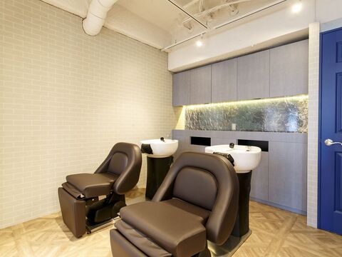 【流山おおたかの森】◆完全週休2日制・実働8時間、拘束9時間のシフト制・1年でのデビューカリキュラム◆などの働きやすい環境が人気！早期デビューが出来るので素早く売上を上げられるスタイリストになれます！トレンド発信サロン！「RAWR hair McQueen 流山店（ロアーへアーマックイーン）」からアシスタント（美容師）の求人☆★