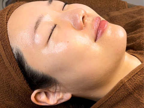 【東梅田】≪社会保険完備≫≪実働8時間≫≪年間休日114日≫土日休み月2回までなどプライベートも充実！フェイシャルエステも取り扱うトータルビューティーサロン「Unknown.（アンノウン）」からアイリスト（まつげエクステ・まつげパーマ・アイブロウ）の求人☆☆