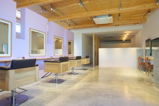 【貴生川】≪第3日曜定休日≫≪月8～10日休み≫≪社会保険完備≫≪着付けも学べる≫≪営業時間内レッスン可能≫最短2年でデビュー可能！週に1,2回レッスンスタジオでしっかりレッスンできるので着実にスキルアップしていける環境！平均退社時間18時30分～19時頃！「Ciel hair’s BEAU group（シエルヘアボウグループ）」からアシスタント（美容師）の求人☆★☆