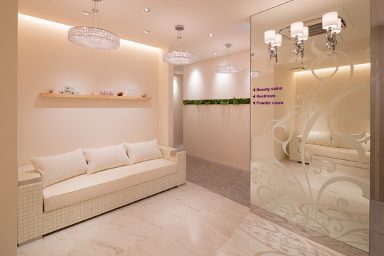 【JR高槻】毎週日、木曜定休の完全週休2日！月給23万円～！19時までの営業、残業ほぼなし！クリニック併設のサロン「麗ビューティー皮フ科クリニック 高槻店（レイビューティーヒフカクリニックタカツキテン）」からアイリスト（まつげエクステ・まつげパーマ）の求人★