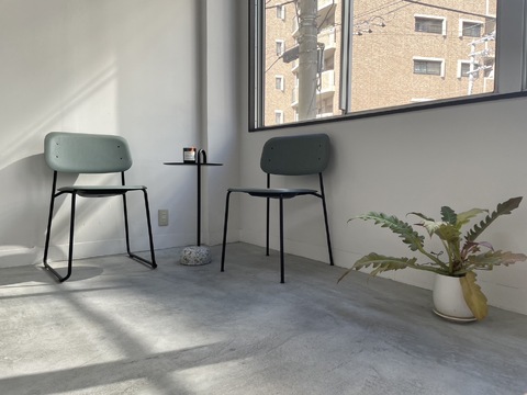 【塚本】≪月8.9日休み／土日休みOK／有給休暇あり≫≪社会保険完備≫≪実働8or6時間≫トレンドを押さえた幅広いメニューで集客もバッチリ！正社員、委託を選択できるので、ライフスタイルに合わせて勤務可能！メンズのお客様のみのユニセックスサロン「Shindy BARBER & MEN's STYLE SHOP（シンディバーバーアンドメンズスタイルショップ）」からスタイリスト（美容師・理容師）の求人