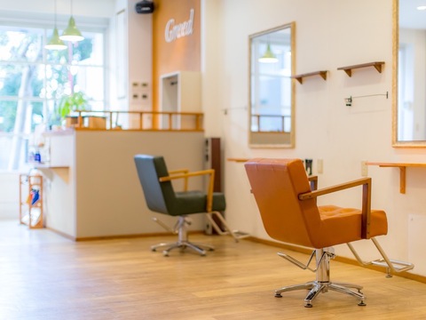 【堺東】≪月給22万円スタート！≫≪完全週休2日制≫≪住宅手当あり≫≪社会保険完備≫新店舗出店の為、スタッフ募集中！プライベートも充実しながら美容師として成長していきたい方にオススメ！完全個室あり！お客様との距離が近い少人数制のアットホームサロン「Greed（グリード）」からアシスタント（美容師）の求人☆★