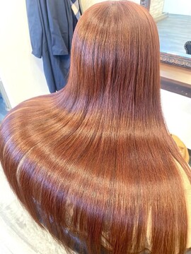 【南橋本】≪デビューまで最短1年半≫≪土日休み取得可能≫≪社会保険完備≫営業時間内にも練習可能なので、効率よく成長することができます！デザインカラーや髪質改善など、レベルの高い技術で幅広い年齢層に人気のサロン「AXIS 相模原店（アクシスサガミハラテン）」からアシスタント（美容師）の求人☆★