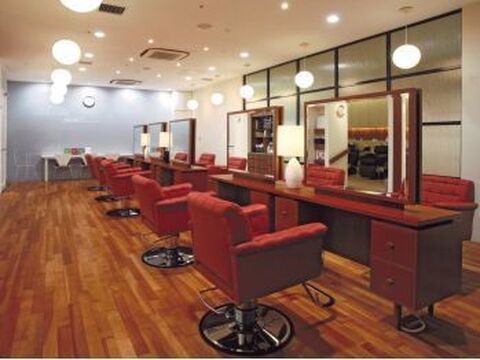 【千里中央】スタッフさん同士の仲がとっても良く、人間関係がいい★リーズナブルだけどデザインの幅も広く、ネイル部門の教育制度もしっかりしたジェルメインのサロン★週休2日★「Light Nails SENRI（ライトネイルズセンリ）」からネイリスト（ネイル）の求人☆