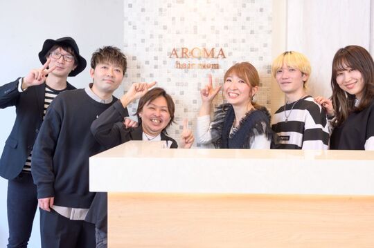 【新宿三丁目】◆社会保険完備・選べる働き方・入客チャンス大◆トレンド×高技術をウリに20～30代のお客様を中心に支持されています！充実したキャリアプランで、どのような希望の方でも活躍ができる「AROMA hair room 新宿3号店（アロマヘアールームシンジュクサンゴウテン）」からスタイリスト（美容師）の求人☆★