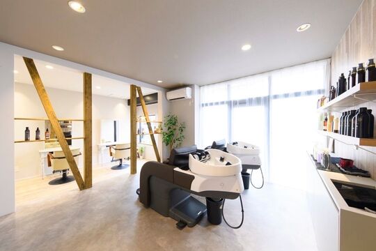 【住道】≪第2,3日曜休み≫≪月8,9日休み≫≪月給26万円≫≪自転車支給あり≫≪平均退社時間19時≫入客チャンスが多いサロンでどんどん経験を積んでいける！平均客単価1万円以上！自分のペースでプライベートも充実させたい方におすすめ！！「Laviere（ラヴィエール）」からスタイリスト（美容師）の求人☆★