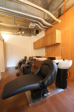 【豊川】≪月8日休み≫≪月給21万円〜≫≪電動自転車支給or引っ越し手当あり≫幅広い年齢層のお客様が来店されるので、年代にあわせた接客スキルが学べます！ゆったりお客様と関わっていく事をコンセプトとしたサロン！「LIBERTA（リベルタ）」からアシスタント（美容師）の求人☆★☆