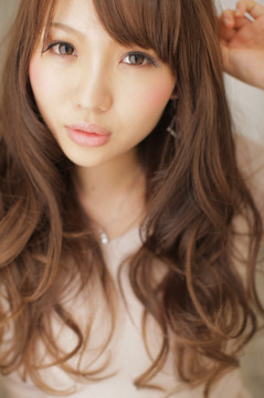 【阪急高槻市】≪月8日休み選択可能！月給18万円スタート≫広々としたオシャレな店内でゆっくりお客様と関わっていくことができます！20〜40代のお客様を中心に人気を誇るAlaiaolo（アライアオーロ）からアシスタント（美容師）の求人★☆