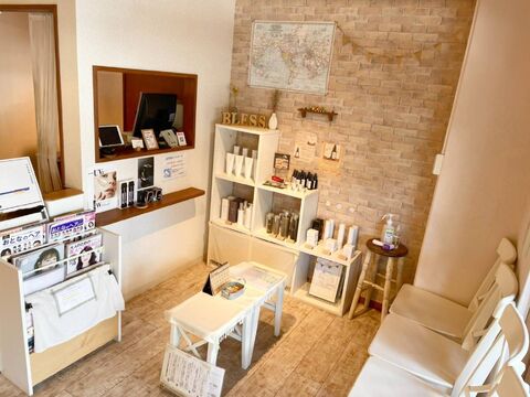 【今出川】≪月給25万円〜≫≪月8日休み≫≪社会保険完備≫「愛と感謝」をコンセプトにお客様ともスタッフさんとも関わっていきます！美容師としての技術はもちろん、人間性も磨いていけます！「Bless HAIR clara店（ブレスヘアークララテン）」からスタイリスト(美容師)の求人☆★☆