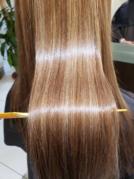 【近鉄八尾駅】≪カラー塗布が出来る方は月給22万円～≫≪月9日休み＆社会保険完備≫髪のことを考え、シャンプ−やトリートメントは自社オリジナル製品！！ケミカル知識や正確なカット技術が学べる環境で、長く活躍していきましょう！「OZZU 八尾店（オッズヤオテン）」からアシスタント（美容師）の求人★☆