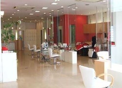 【王寺】≪社会保険完備≫≪完全週休2日制≫≪ママさんの応募歓迎≫≪20時までに退勤可能≫奈良県を中心に店舗展開するサロン！40～50代の女性を中心にトリートメントやスパのメニューが人気！「PLAZA 王寺店（プラザオウジテン）」からアシスタント（美容師）の求人★☆