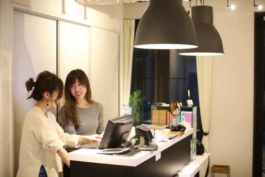 【京終】≪9:00～16:00までの営業≫≪定着率91％≫≪社会保険完備の日祝定休≫≪企業型iDeCoへ加入できる！≫≪レッスンや会議、ミーティングなどでの残業なし≫≪有休取得率100％≫≪産休育休復帰率100％≫≪退職金制度あり≫プライベートと両立しながら、長く勤めやすい女性スタッフonlyサロン「sen by emt（センバイエント）」からスタイリスト（美容師）の求人☆☆