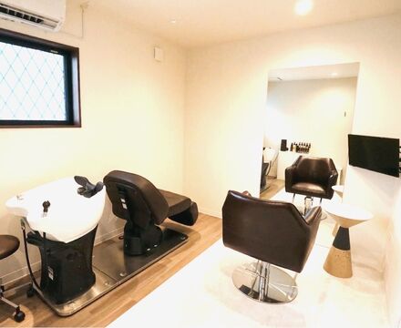 【樟葉】≪日曜、月曜、祝日が定休日≫≪社会保険完備≫≪パートさんは週2日〜勤務OK≫≪9:00〜17:00までの勤務が出来る方の求人≫≪20時までに退勤可能≫ママさん美容師が多数活躍中◎風通しがいい環境で離職率が低いサロン！「vivace くずは並木店（ヴィヴァーチェクズハナミキテン）」からスタイリスト（美容師）の求人☆☆