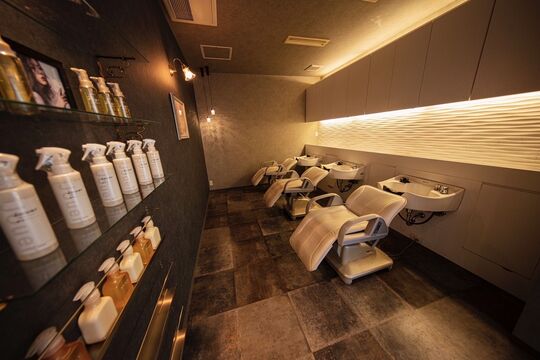 【茨木駅】≪パートさんも歓迎！時給1230円～≫≪休日数の選択可能≫≪月に1回、土日祝休みOK≫≪入社3年で月給50万円の実績あり≫≪月5〜9日休みを選択可能≫「スタッフ第一！」と考えるオーナーさんが楽しく働ける環境づくりに力を入れているお洒落でアットホームなサロン「hair design sCene North」からスタイリスト（美容師）の求人☆★☆