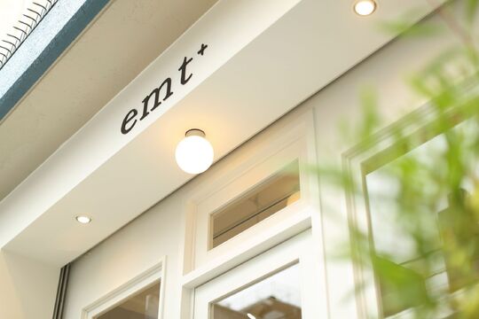 【南堀江】≪社会保険完備≫≪日祝休み≫≪23.5万円＋歩合40％≫≪月平均休日8日以上≫≪平日退社時間18時半≫女性目線で働き方を追求した女性応援美容室。ママさんも大歓迎!!ブランクがある方も安心して働ける環境です。emt plus（エントプラス）からスタイリスト（美容師）の求人☆★